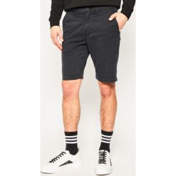 Szorty materiałowe Superdry International Chino Short M7110018A. Czarne spodenki i szorty męskie Superdry, m, bez wzorów, z tkaniny. W wyprzedaży za 159,00 zł.