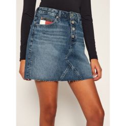 Spódnica jeansowa Tommy Jeans Heritage DW0DW08415. Niebieskie spódniczki damskie Tommy Jeans, bez wzorów, z jeansu. Za 399,00 zł.