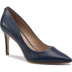Szpilki GUESS - Bennie11 FL7B11 LEA08 NAVY. Niebieskie półbuty damskie Guess, z aplikacjami, ze skóry ekologicznej, bez obcasa, na obcasie, bez zapięcia. Za 579,00 zł.