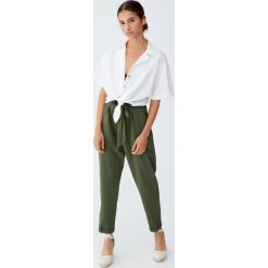 Spodnie paperbag w kolorze khaki. Brązowe spodnie damskie Pull&Bear. Za 69,90 zł.