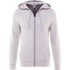 FTC Cashmere CARDIGAN HOODY Kardigan silver stone. Szare kardigany męskie marki FTC Cashmere, m, bez wzorów, z lyocellu. W wyprzedaży za 555,60 zł.