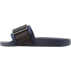 Klapki damskie: Ivy Park SHINE STRAP SLIDER Klapki ink