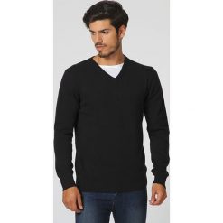Sweter w kolorze czarnym. Czarne swetry męskie William de Faye, m, z aplikacjami, z kaszmiru, bez kołnierzyka, bez kaptura. W wyprzedaży za 159,95 zł.