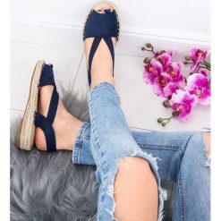 Sandałki damskie Ideal Shoes SA-2893 Granatowe. Niebieskie sandały damskie Ideal Shoes, bez wzorów, z tworzywa sztucznego, klasyczne, bez obcasa, na płaskiej podeszwie, bez zapięcia. Za 79,00 zł.