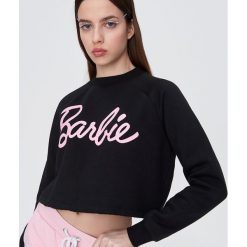 Bluza typu crop z Barbie - Czarny. Czarne bluzy damskie Sinsay, xl, bez wzorów, bez rękawów, bez kaptura. Za 49,99 zł.