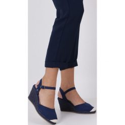 Granatowe sandały espadryle na koturnie z zakrytymi palcami big star dd274a172. Niebieskie koturny damskie BIG STAR, bez obcasa, na koturnie, bez zapięcia. Za 169,99 zł.