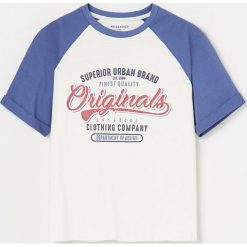 T-shirt z raglanowymi rękawami - Biały. Białe t-shirty męskie Reserved, m, bez wzorów, bez kołnierzyka. W wyprzedaży za 24,99 zł.