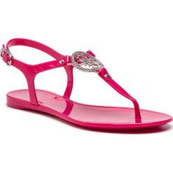 Sandały GUESS - Jacode FL6JAC RUB21 FUXIA. Różowe klapki damskie Guess, z aplikacjami, z tworzywa sztucznego, bez obcasa, na obcasie. W wyprzedaży za 239,00 zł.