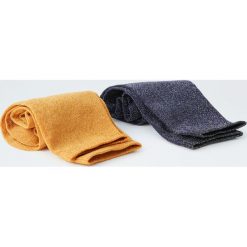 Komplet 2 par błyszczących skarpetek. Niebieskie skarpetki damskie Pull&Bear, bez wzorów. Za 29,90 zł.