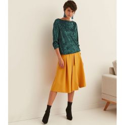 ZIELONA BLUZA WELUROWA W KROPECZKI. Zielone bluzy damskie Top Secret, w kwiaty, z weluru, bez rękawów, bez kaptura. W wyprzedaży za 39,99 zł.