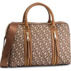 Torebka DKNY - Tompson-Tz Satchel-T R84DF901 Chino Logo/Vic CVU. Pomarańczowe torebki klasyczne damskie DKNY, bez wzorów, ze skóry, klasyczne, bez dodatków. W wyprzedaży za 639,00 zł.