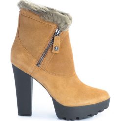 Guess Botki "Clanci". Półbuty damskie Guess, z aplikacjami, ze skóry, bez obcasa, na słupku, bez zapięcia. Za 299,00 zł.