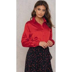 Koszule body: NA-KD Trend Satynowa koszula z długim rękawem - Red
