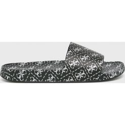 Guess Jeans - Klapki Savan. Czarne klapki damskie Guess Jeans, z aplikacjami, z jeansu, bez obcasa, na obcasie. W wyprzedaży za 139,90 zł.