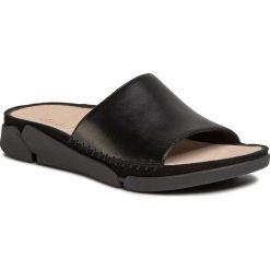 Klapki CLARKS - Tri Slide 261487634 Black Leather. Czarne klapki damskie Clarks, bez wzorów, ze skóry, bez obcasa. Za 429,00 zł.