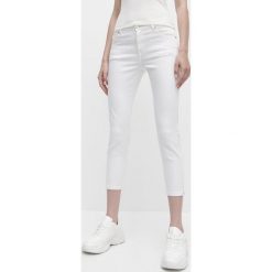 Jeansy slim cropped - Biały. Białe jeansy damskie Reserved. Za 79,99 zł.