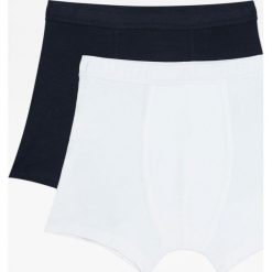 Komplet 2 par białych i granatowych bokserek. Białe bokserki męskie Pull&Bear, bez wzorów. Za 49,90 zł.