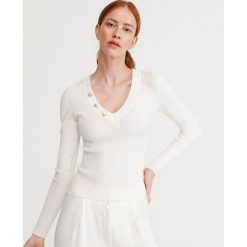 Sweter z ozdobnymi guzikami - Kremowy. Białe swetry damskie Reserved, s, bez wzorów, bez rękawów, bez kaptura. Za 69,99 zł.