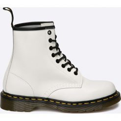 Dr Martens - Botki. Białe buty zimowe damskie marki Dr. Martens, z materiału, na obcasie, na sznurówki. W wyprzedaży za 539,90 zł.