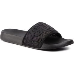Klapki SUPERDRY - Mesh Beach Slide MF300007A Black 02A. Czarne klapki męskie Superdry, bez wzorów, ze skóry ekologicznej. W wyprzedaży za 129,00 zł.