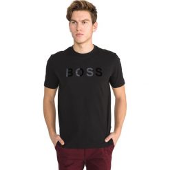 BOSS Tiburt 148 Koszulka Czarny. Czarne podkoszulki męskie Boss, xxl, z nadrukiem, z bawełny, bez kołnierzyka, krótkie. Za 269,95 zł.