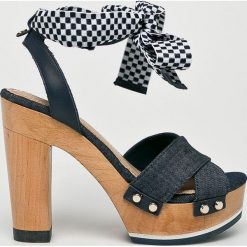 Tommy Hilfiger - Sandały. Niebieskie sandały damskie marki TOMMY HILFIGER, ze skóry, na obcasie, na klamry. W wyprzedaży za 379,90 zł.