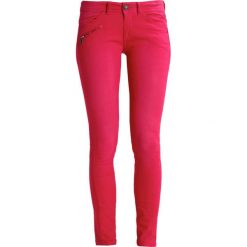 Freeman T. Porter CORALIE Jeans Skinny Fit red bud. Czerwone rurki damskie Freeman T. Porter. W wyprzedaży za 303,20 zł.