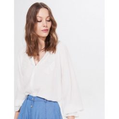 Bluzka z wiskozy -. Bluzki damskie Mohito, bez wzorów, z wiskozy, bez kołnierzyka, bez rękawów. W wyprzedaży za 59,99 zł.