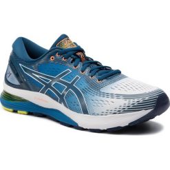 Buty ASICS - Gel-Nimbus 21 1011A714 White/Lake Drive 100. Niebieskie buty sportowe męskie Asics, z tworzywa sztucznego, bez zapięcia, do biegania. W wyprzedaży za 549,00 zł.