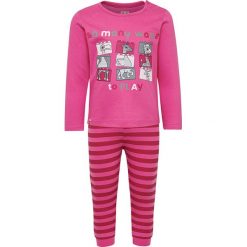 Piżama w kolorze różowym. Różowe piżamy niemowlęce LEGO Wear, z nadrukiem, z bawełny. W wyprzedaży za 49,95 zł.