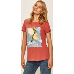 Mustang - T-shirt. Różowe bluzki damskie Mustang, s, z nadrukiem, z bawełny, casualowe, z okrągłym kołnierzem. Za 99,90 zł.