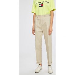 Tommy Jeans - Spodnie 90s. Białe spodnie damskie Tommy Jeans, s, z haftami, z bawełny. W wyprzedaży za 139,90 zł.