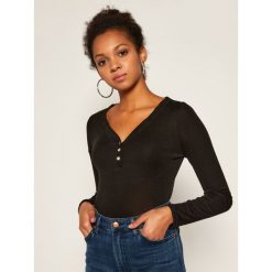 Bluzka Guess W0BP25 KA9C0. Czarne bluzki damskie Guess, m, z aplikacjami, bez kołnierzyka, bez rękawów. Za 279,00 zł.