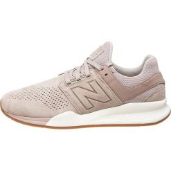 Skórzane sneakersy w kolorze beżowym. Brązowe sneakersy męskie New Balance, na sznurówki. W wyprzedaży za 299,95 zł.