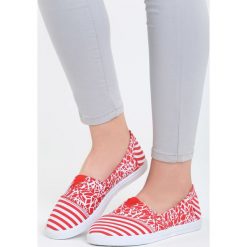 Czerwone Slip On Cosy Glitter. Czerwone trampki i tenisówki damskie Born2be, bez wzorów, bez zapięcia. Za 39,99 zł.