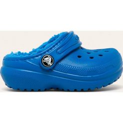 Crocs - Klapki dziecięce. Niebieskie sandały dziewczęce Crocs, z gumy, bez zapięcia. W wyprzedaży za 129,90 zł.