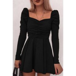 Sukienka MANILA BLACK. Czarne sukienki damskie IVET, bez wzorów, eleganckie, bez kołnierzyka, z krótkim rękawem, krótkie, mini. W wyprzedaży za 59,00 zł.