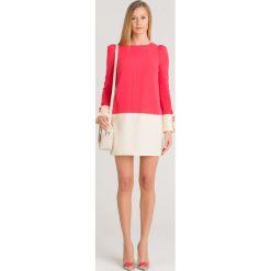 SUKIENKA ELISABETTA FRANCHI. Różowe sukienki damskie Elisabetta Franchi, na co dzień, bez wzorów, z okrągłym kołnierzem, bez rękawów, proste. Za 650,00 zł.