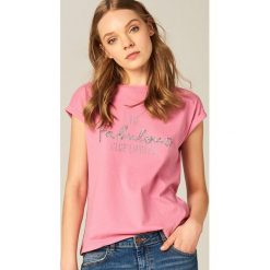 T-shirty damskie: Bawełniana koszulka ze zdobionym napisem – Różowy