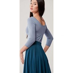 Bluzka Lovoa Tempest XXS niebieski. Niebieskie bluzki damskie Marie Zélie, s, w paski, z elastanu, z dekoltem na plecach, bez rękawów. Za 127,00 zł.