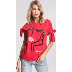 Czerwony T-shirt Sleek. Czerwone bluzki damskie marki other, z nadrukiem, z dzianiny, z okrągłym kołnierzem. Za 69,99 zł.