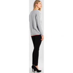 Swetry klasyczne damskie: SET Sweter light grey