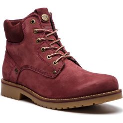 Trapery WRANGLER - Yuma Lady WL182507 Burgundy 90. Czerwone trapery damskie Wrangler, z zamszu, klasyczne. W wyprzedaży za 269,00 zł.