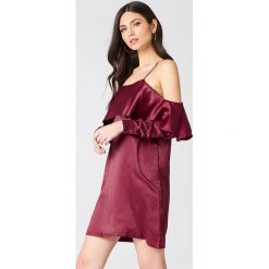 Boohoo Sukienka z odkrytymi ramionami i falbaną - Red. Czerwone sukienki damskie Boohoo, bez wzorów, z koszulowym kołnierzykiem, z długim rękawem, długie, koszulowe. W wyprzedaży za 36,58 zł.
