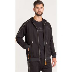BLUZA HERRIMAN JOHN RICHMOND. Czarne bluzy męskie m, z nadrukiem, z materiału, z kapturem. Za 545,40 zł.