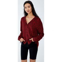 Koszula z długim rękawem w zwierzęcy wzór. Czerwone koszule damskie Pull&Bear, bez wzorów, bez kołnierzyka, z długim rękawem. Za 69,90 zł.