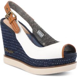 Sandały WRANGLER - Indigo Kelly Chan WL181682 White 51. Białe klapki damskie Wrangler, bez wzorów, ze skóry ekologicznej, bez obcasa, na obcasie. W wyprzedaży za 189,00 zł.