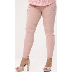 Jasnoróżowe Jeansy Skimpy. Szare jeansy damskie Born2be. Za 69,99 zł.