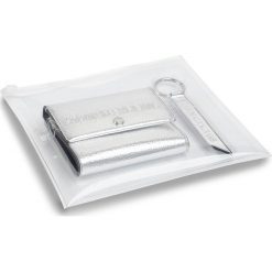 Zestaw upominkowy CALVIN KLEIN JEANS - Ckj Banner Trifold Md + Keyfob K60K606245 PE6. Szare portfele damskie Calvin Klein Jeans, bez wzorów, z jeansu. Za 299,00 zł.