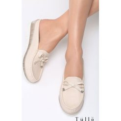 Beżowe Klapki Bright Moment. Brązowe klapki damskie Multu, bez wzorów, bez obcasa, na koturnie. Za 29,99 zł.